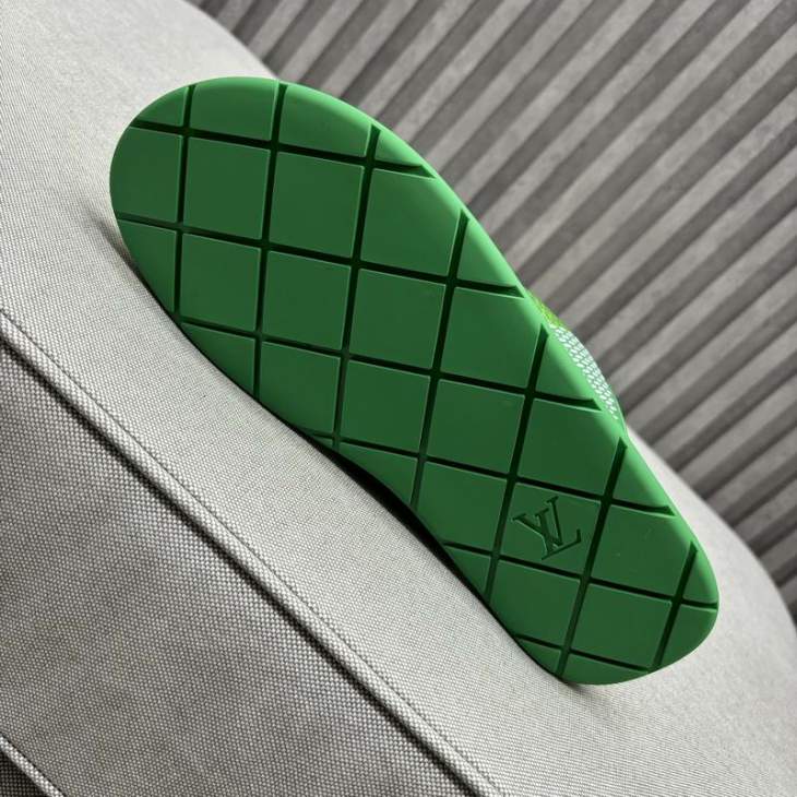 Picture of Louis Vuitton Slippers _SKULVsz38-45mnf05501278